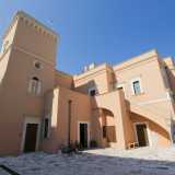 La Mend�gne  - La parte pi� antica del quartiere Picone � �La Montagna�: chiamata cos� perch� situata su una sorta di �collinetta� sopraelevata rispetto al piano stradale. Un quadrilatero segnato da strettissime vie sulle quali si affacciano ancora una manciata di palazzine di inizio secolo, oltre a Palazzo Caleno, uno stabile di fine 800 che comprende anche una piccola cappella